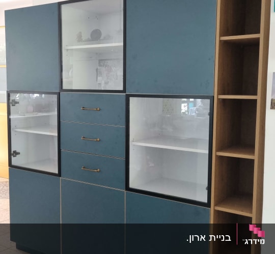ארון עץ עם דלתות זכוכית ומדפים פתוחים